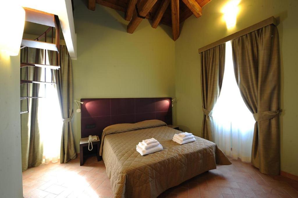 Готель Magione Papale Relais Л'Аквіла Номер фото