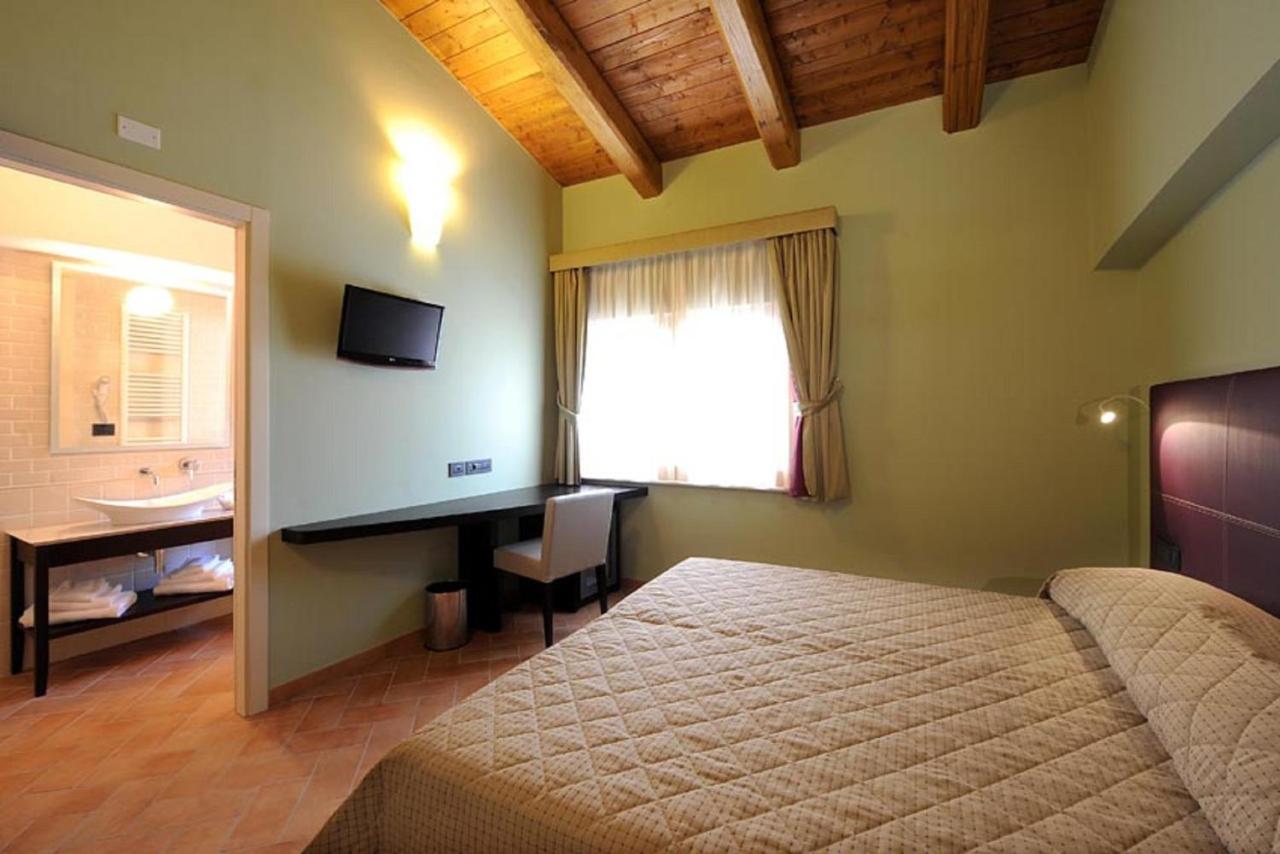 Готель Magione Papale Relais Л'Аквіла Номер фото