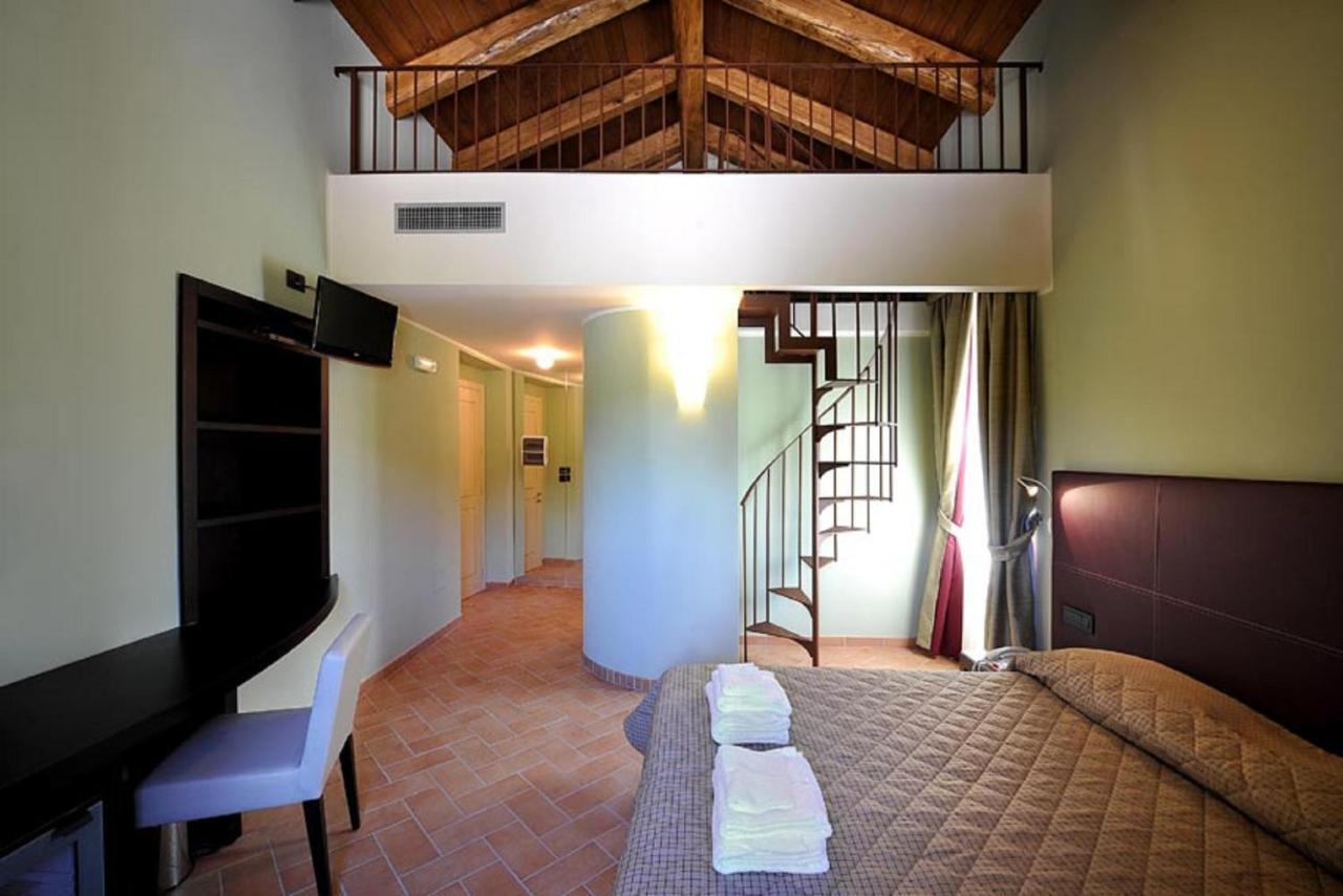 Готель Magione Papale Relais Л'Аквіла Номер фото